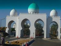 Einfahrt zur Sheikh Zayed Moschee