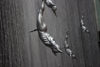 Figuren am Wasserfall der Dubai Mall (6)