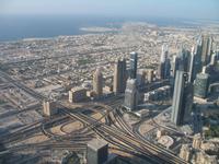 Blick auf Dubai aus dem 124. Stockwerk des Burj Khalifa