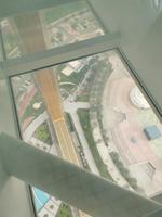 Blick durch den gläsernen Boden vom Dubai Frame