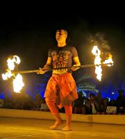 Feuerjonglage im Wüstencamp von Dubai