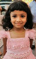 Hier trifft man alle Nationalitäten, auch diese kleine indische Prinzessin hat sich fein gemacht für den Bummel