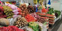 Sogar Süßkartoffeln, Jams, Kokosnüsse und Taro gibt es. Souq al Jubail, Sharjah