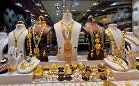 Wir rätseln, zu welchen Anlässen man diese üppigen Gehänge wohl trägt, Souq von Sharjah