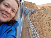 Reisebegleiterin Sylvia im Zug in den Wolken