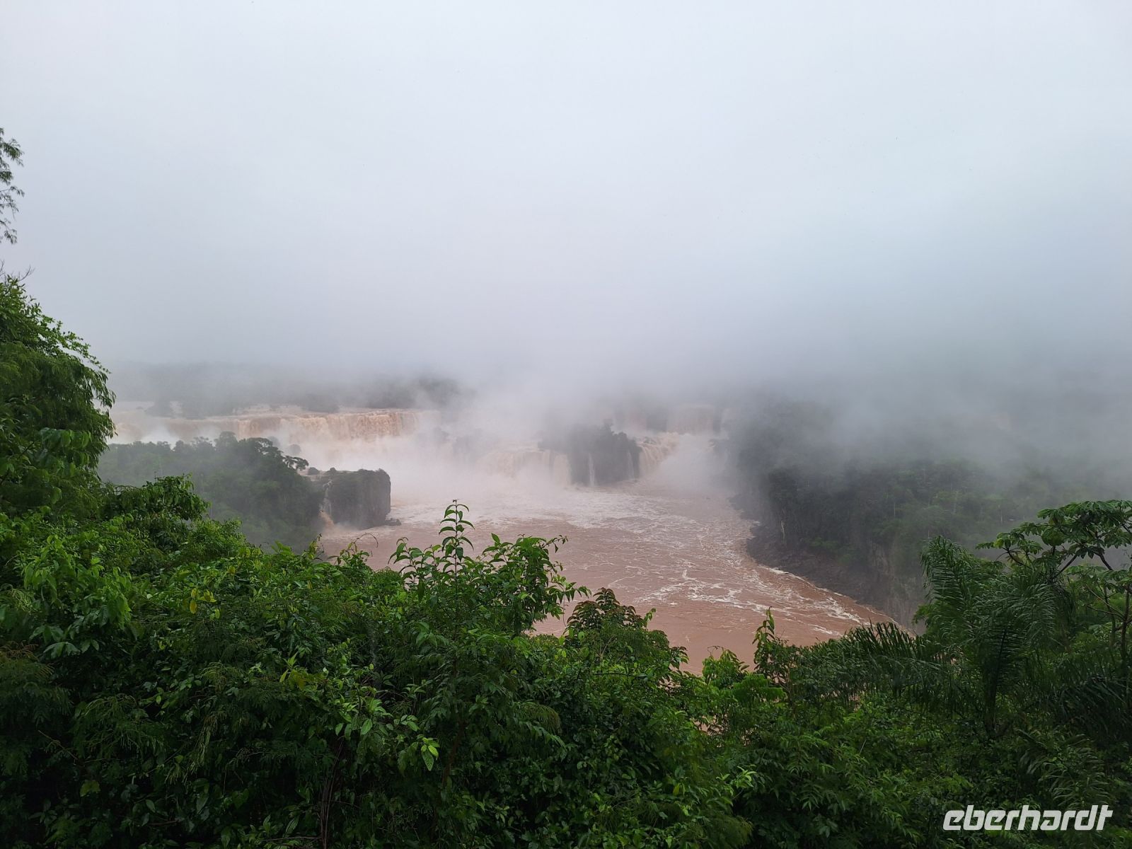 Iguazu Wasserfälle mit Hochwasser