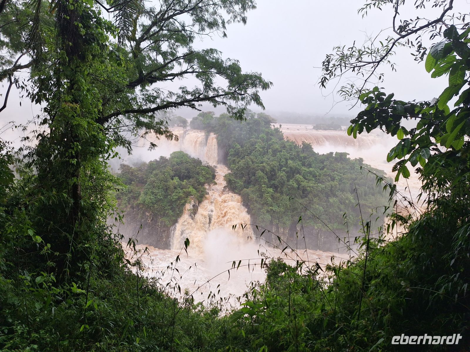 Iguazu Wasserfälle mit Hochwasser