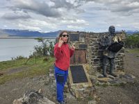 RL Mariana vorm Plüschow-Denkmal