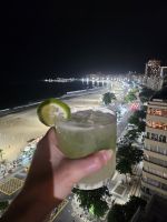 Abschluss-Caipirinha auf der Dachterrasse mit Blick auf die Copacabana