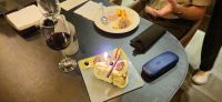 wir feiern heute einen Geburtstag mit Torte und Rotwein