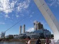 auf der Brücke Puente de las Mujeres von Calatrava in Buenos Aires
