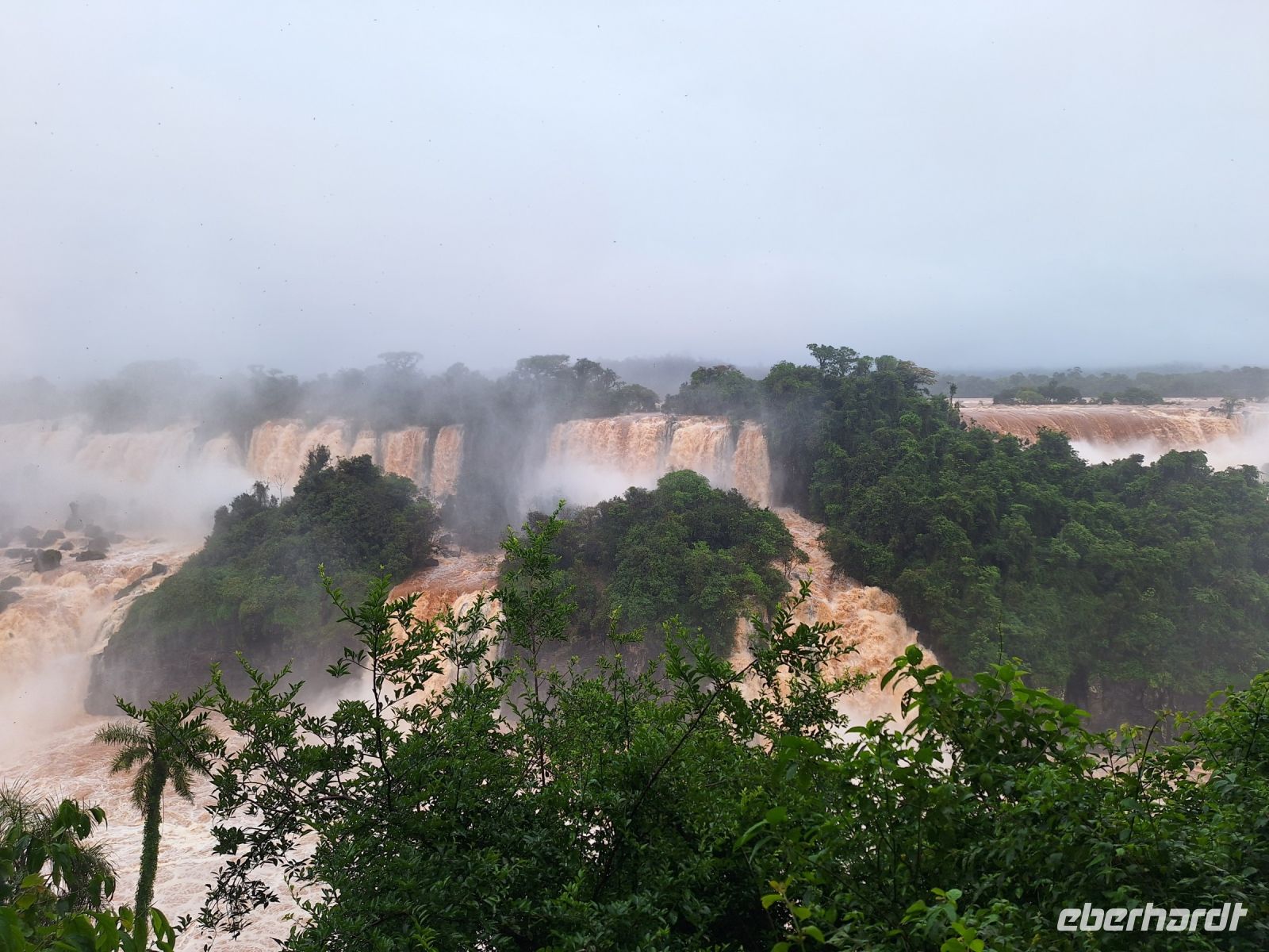 Iguazu Wasserfälle mit Hochwasser