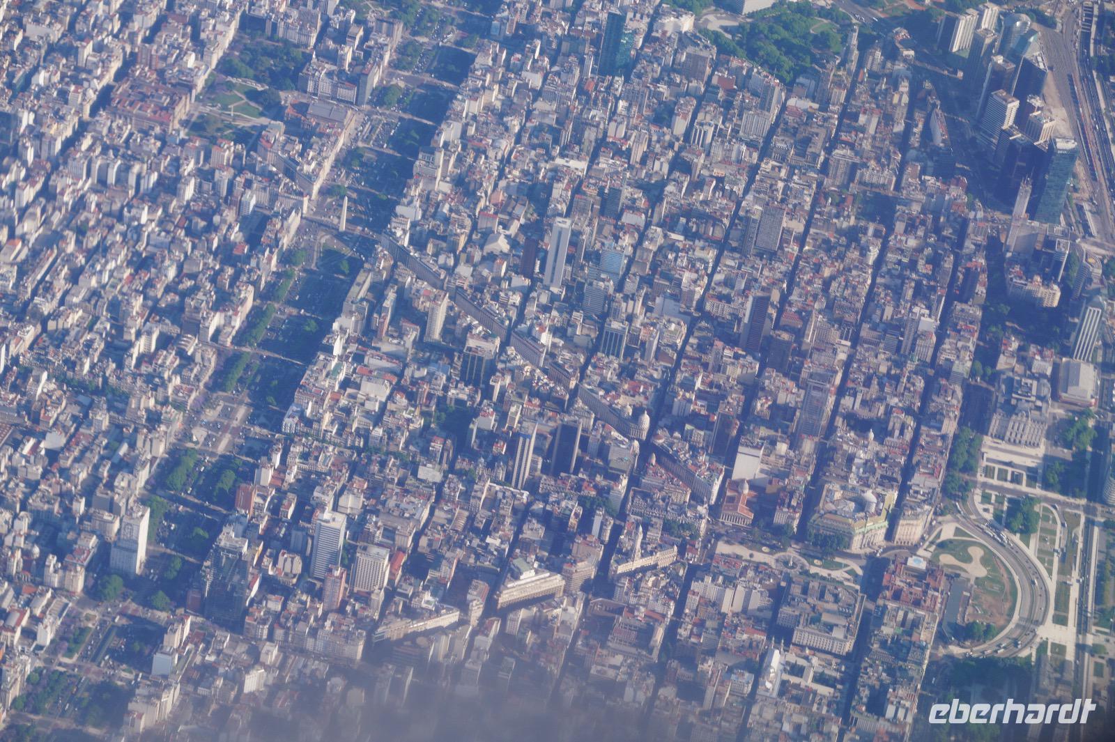 Anflug auf Buenos Aires: Obelisk, Arbeitsministerium und Präsidentenpalast (Casa Rosada)