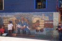 Mural, Caminito. Das Mauerkunstwerk erzählt von einer Brandkatastrophe in La Boca