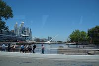 Links Puerto Madero, geradeaus: Frauenbrücke