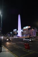 Obelisk bei Nacht - dezent violett angestrahlt