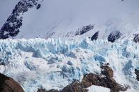 Geborstenes Eis auf dem Piedras Blancas-Gletscher 