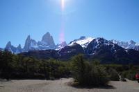 Strahlend blauer Himmel rund um den Berg, der wegen der Wolken um ihn herum 'der Rauchende' (eben El Chaltén) genannt wird