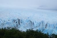 Schwarzbraune Schichten stellen Sedimente dar, blaues Eis ist solches mit wenig oder gar keinen Luftbläschen mehr.