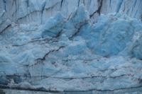 Sedimente und blaues Eis (hat wenig Luftbläschen, welche für die Lichtstreuung verantwortlich sind, die das Eis weiß erscheinen lässt)