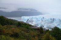 Der Perito Moreno ist ein stabiler Gletscher, da er nicht schwimmt sondern auf Fels aufliegt