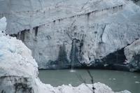 Schmelzwasser fließt zwischen den Eisschichten
