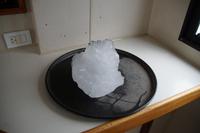 Die Bootscrew hat einen Eisblock aus dem Wasser gefischt