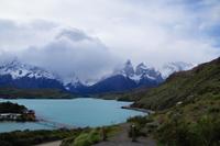 dunkle Wolken über den Paine-Türmen und Pehoé-See