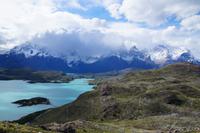 Das Torres del Paine-Massiv, der Nordenskjöld-See (direkt unter dem Massiv) und der Pehoé-See mit unserer Hotelinsel (links unten) 
