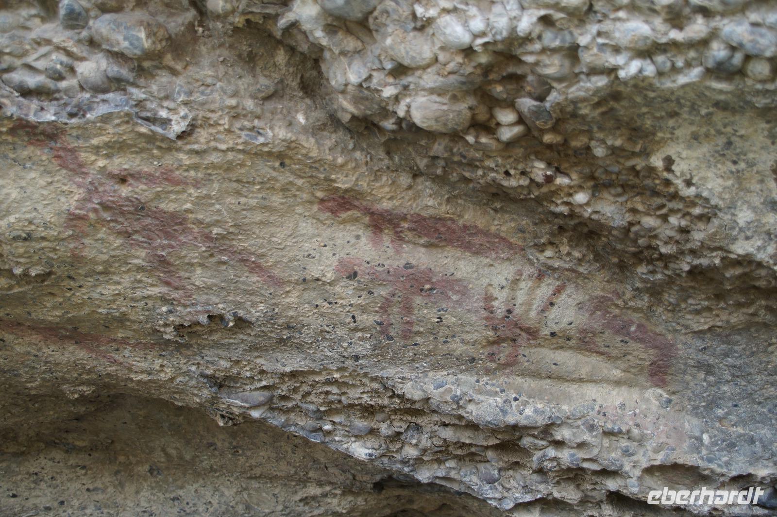 Ein anthropomorphes Wesen und drei zoomorphe Wesen und eine Hand: Interpretation: Der Mensch steht bei der Jagd auf die Guanacos (zentral) in Konkurrenz zum Puma (rechts der Hand)
