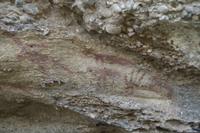 Ein anthropomorphes Wesen und drei zoomorphe Wesen und eine Hand: Interpretation: Der Mensch steht bei der Jagd auf die Guanacos (zentral) in Konkurrenz zum Puma (rechts der Hand)