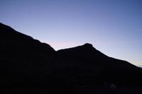 orange-rosa Wolken am rückwärtigen Himmel