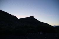 orange-rosa Wolken am rückwärtigen Himmel