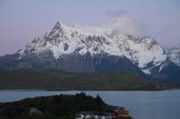 Die Wolke leuchtet schon leicht rosa