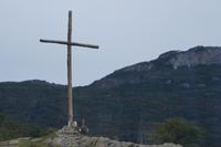Cauquén andächtig vor Kreuz