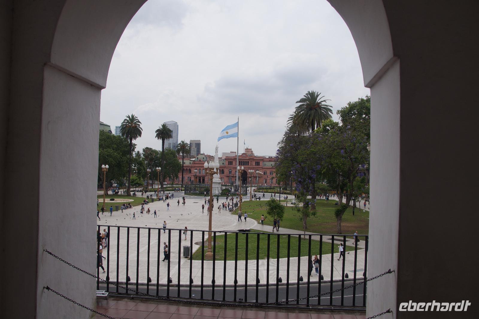 Casa Rosada und argentinische Flagge vom Cabildo aus gesehen 
