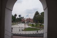 Casa Rosada und argentinische Flagge vom Cabildo aus gesehen 
