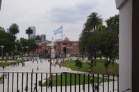 Casa Rosada und argentinische Flagge vom Cabildo aus gesehen 