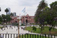 Casa Rosada und argentinische Flagge vom Cabildo aus gesehen 