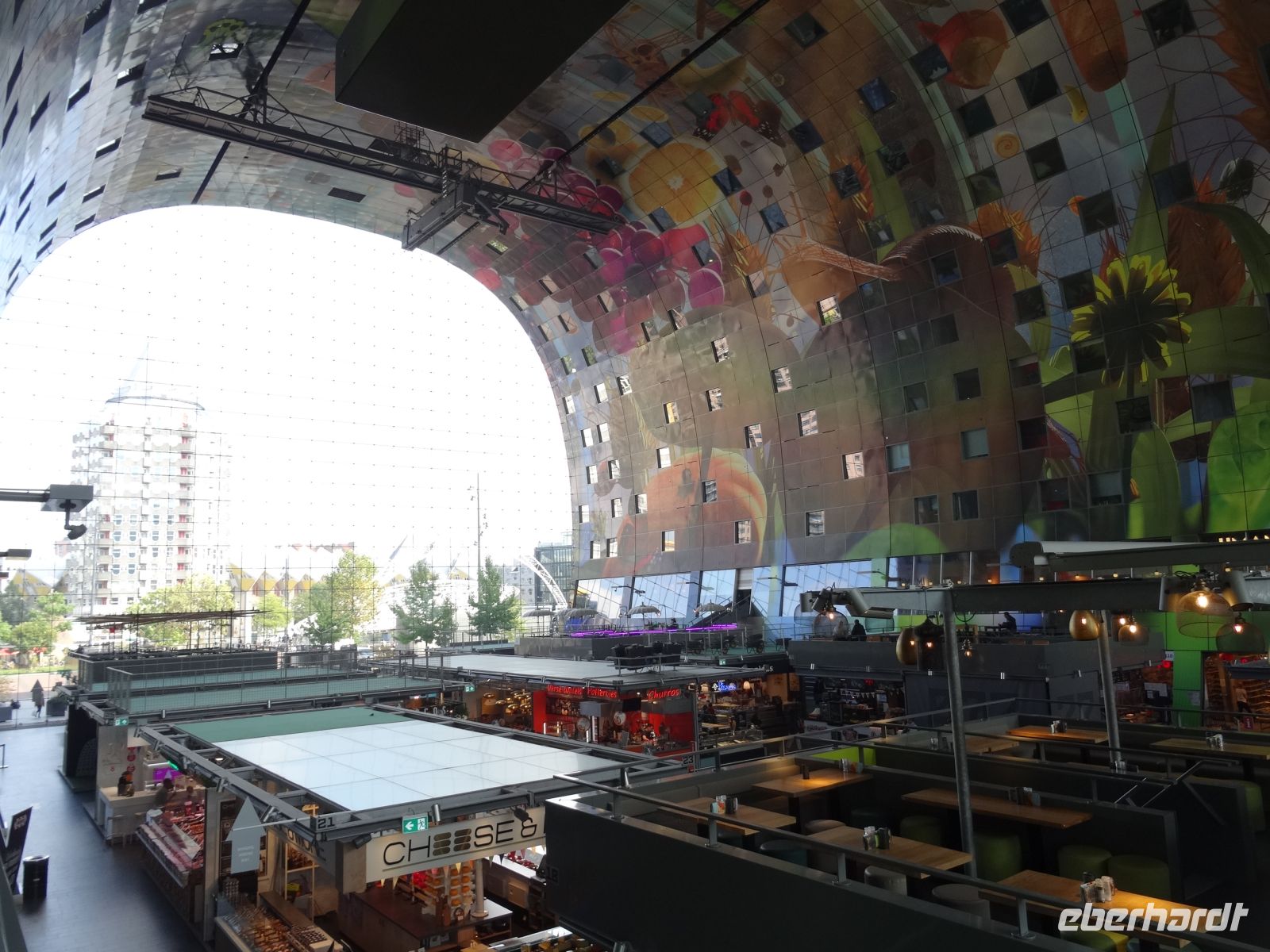 im Inneren der Markthalle von Rotterdam