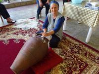 Schamachy: Joghurt-Herstellung bei einer Familie