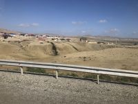 Dorf in wüstenhafter Gegend