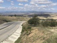 Durch weite hügelige Landschaft