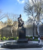 Denkmal für Mirza Alakbar Sabir in Baku &ndash; &copy; Simone Willner (Eberhardt TRAVEL)