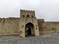 Eingang zum Feuertempel, Halbinsel Apscheron &ndash; &copy; Simone Willner (Eberhardt TRAVEL)