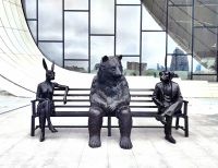 Vor dem Kulturzentrum sehen wir überlebensgroße Tierfiguren &ndash; &copy; Simone Willner (Eberhardt TRAVEL)