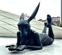 Eine riesige Häsin liegt vor dem Heydar Aliyev Zentrum in Baku &ndash; &copy; Simone Willner (Eberhardt TRAVEL)