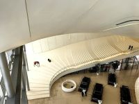 Futuristische Treppe im Heydar Aliyev Zentrum in Baku &ndash; &copy; Simone Willner (Eberhardt TRAVEL)
