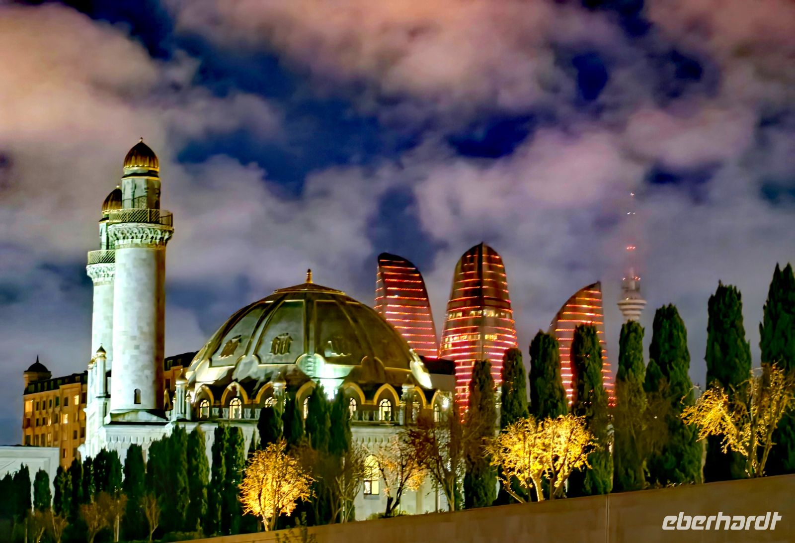 Blick auf die Flame Towers in Baku &ndash; &copy;  (Eberhardt TRAVEL)