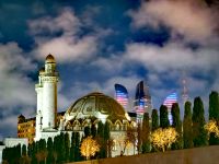Die Flame Towers wechseln am Abend ihre Farben, Baku &ndash; &copy; Simone Willner (Eberhardt TRAVEL)